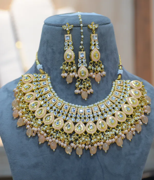 Choker_Necklace_Set_and_Earrings_with_Tikka