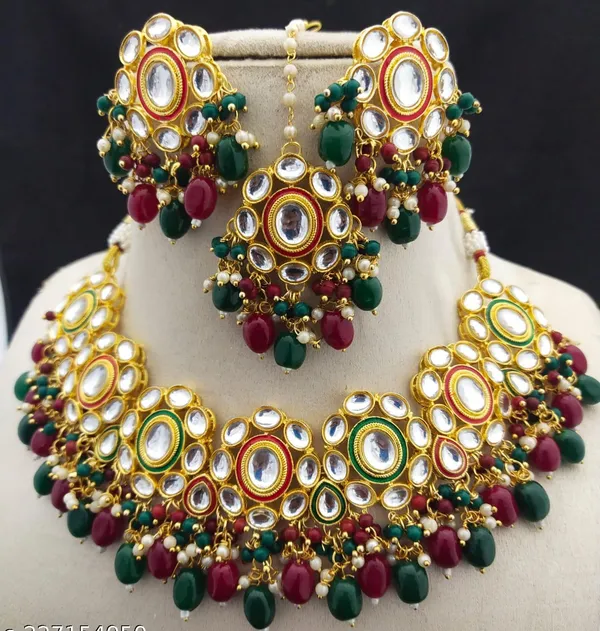 Mahroon_Green_Necklace_Set_and_Earrings_with_Maang_Tikka