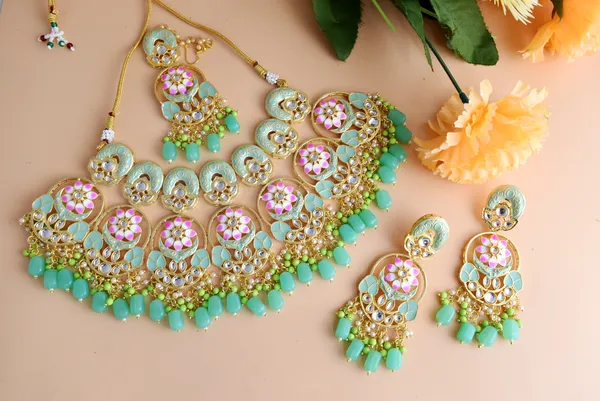Hand_Made_Choker_Necklace_Set_and_Earrings_with_maang_tikka