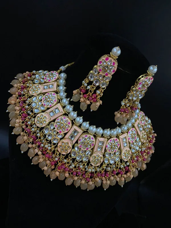 Choker_Peach_Necklace_Set_and_Earrings_with_Maang_Tikka