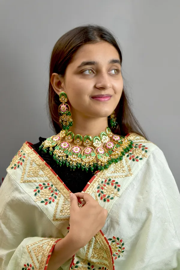 Premium_Quality_Beautiful_Choker_Green_Necklace_Set_with_Maang_Tikka