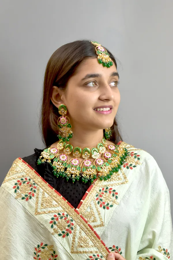 Premium_Quality_Beautiful_Choker_Green_Necklace_Set_with_Maang_Tikka
