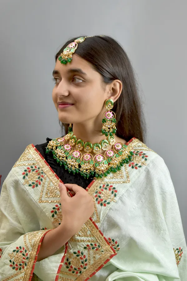 Premium_Quality_Beautiful_Choker_Green_Necklace_Set_with_Maang_Tikka