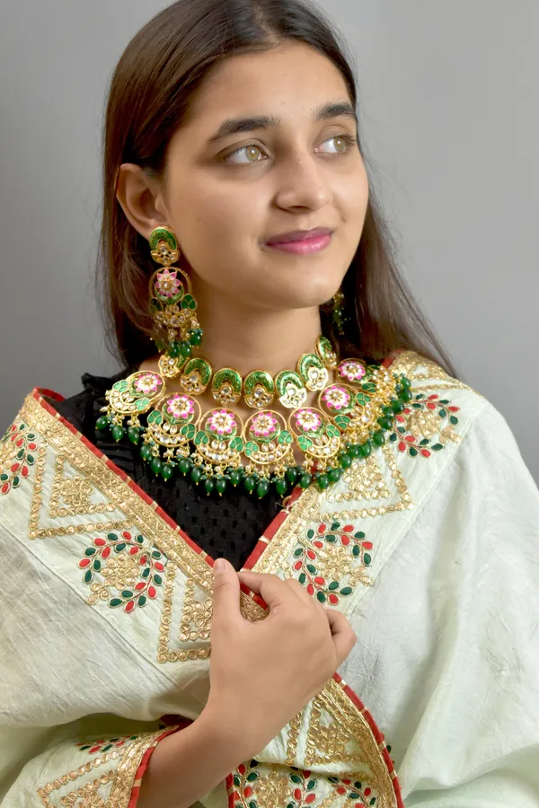 Premium_Quality_Beautiful_Choker_Green_Necklace_Set_with_Maang_Tikka