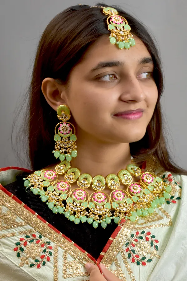 Quality_Beautiful_Choker_Mint_Necklace_Set_with_Maang_Tikka