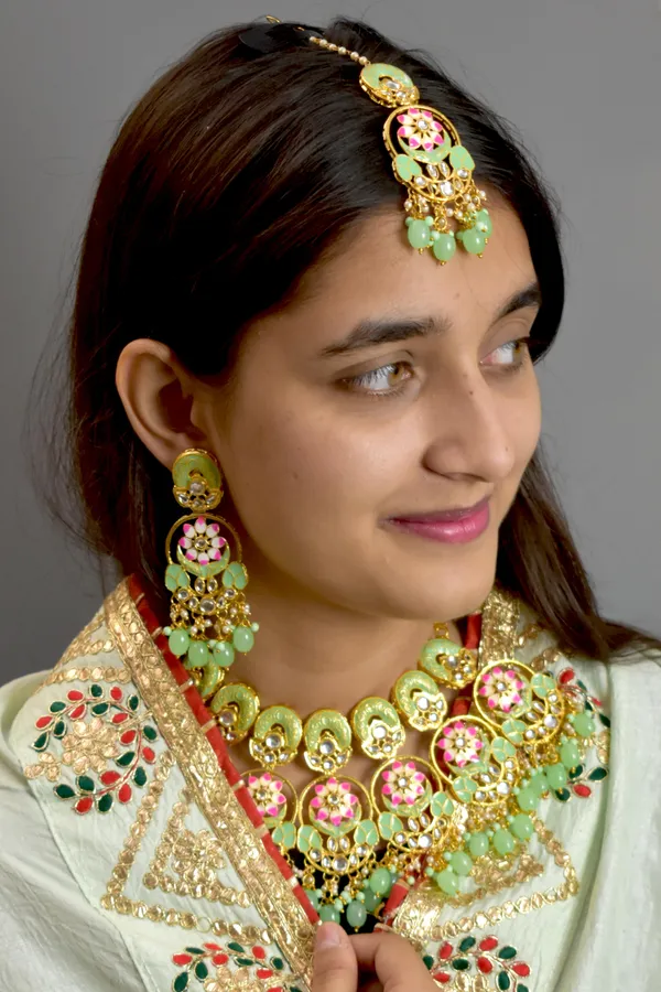Quality_Beautiful_Choker_Mint_Necklace_Set_with_Maang_Tikka