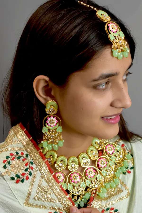 Quality_Beautiful_Choker_Mint_Necklace_Set_with_Maang_Tikka