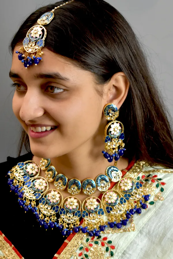 Quality_Beautiful_Choker_Navy_Blue_Necklace_Set_with_Maang_Tikka