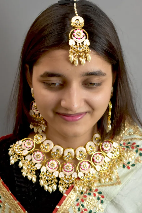 Premium_Quality_Beautiful_Choker_Off_White_Necklace_Set_with_Maang_Tikka