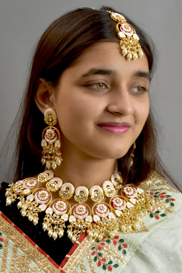 Premium_Quality_Beautiful_Choker_Off_White_Necklace_Set_with_Maang_Tikka