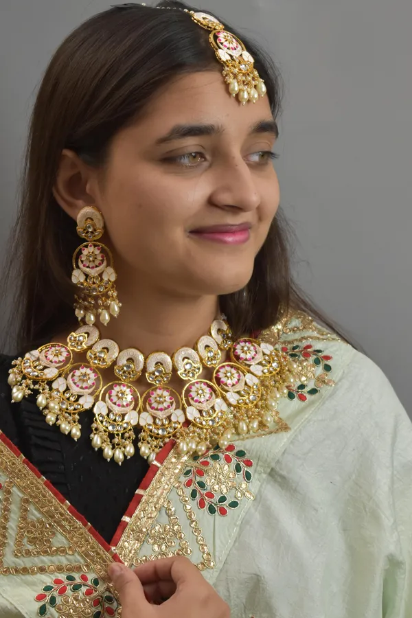 Premium_Quality_Beautiful_Choker_Off_White_Necklace_Set_with_Maang_Tikka