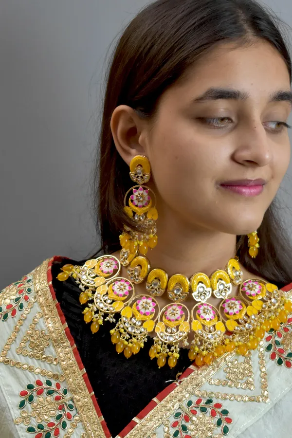 Premium_Quality_Beautiful_Choker_Yellow_Necklace_Set_with_Maang_Tikka