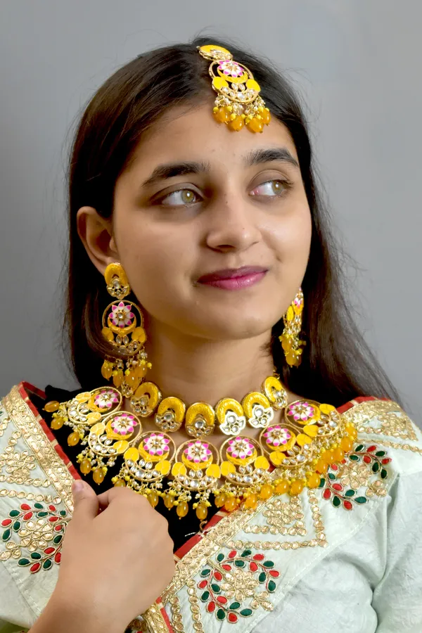 Premium_Quality_Beautiful_Choker_Yellow_Necklace_Set_with_Maang_Tikka