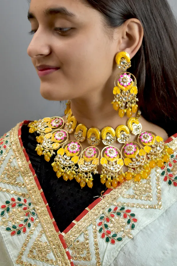 Premium_Quality_Beautiful_Choker_Yellow_Necklace_Set_with_Maang_Tikka