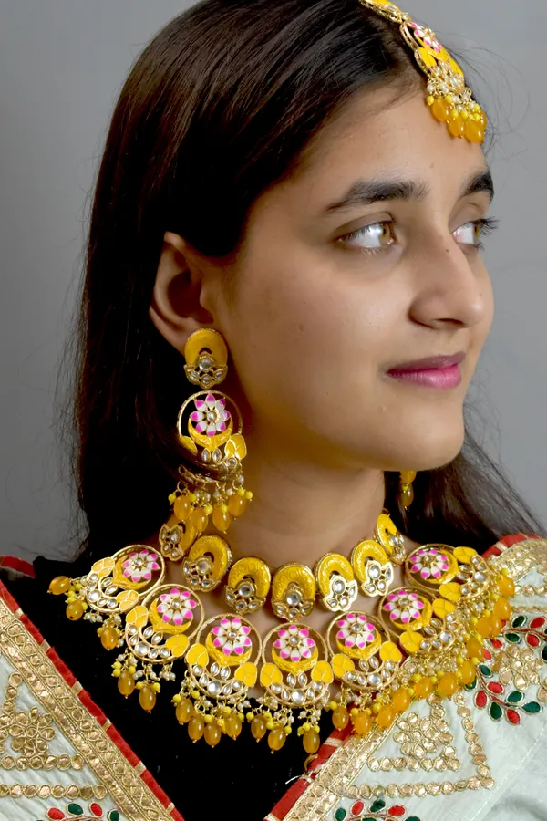 Premium_Quality_Beautiful_Choker_Yellow_Necklace_Set_with_Maang_Tikka