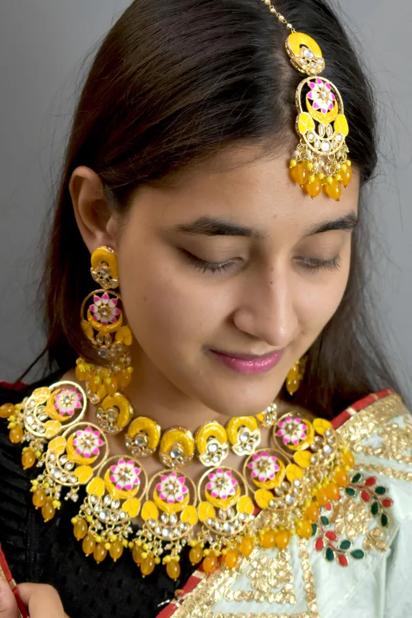 Premium_Quality_Beautiful_Choker_Yellow_Necklace_Set_with_Maang_Tikka