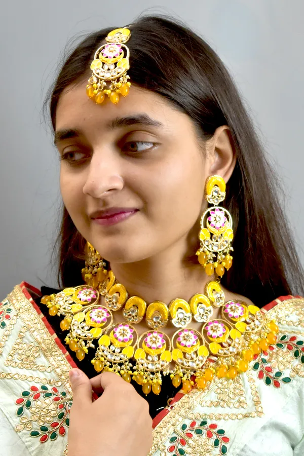 Premium_Quality_Beautiful_Choker_Yellow_Necklace_Set_with_Maang_Tikka
