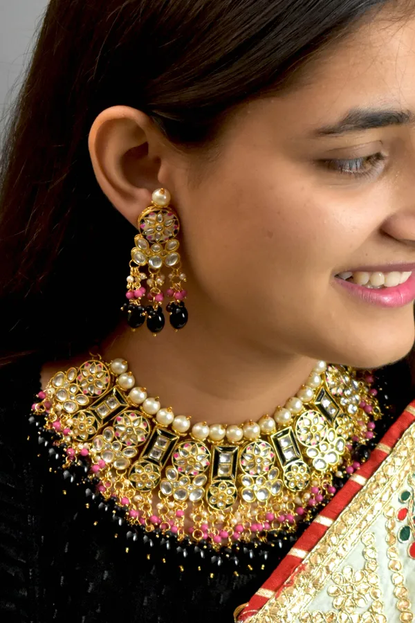 Quality_Black_Choker_Necklace_Set_with_Maang_Tikka