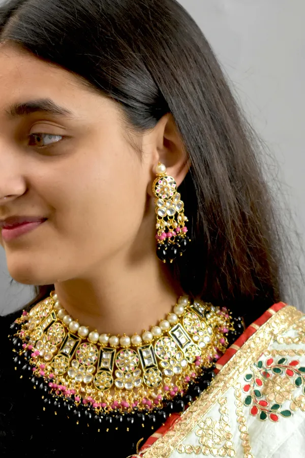 Quality_Black_Choker_Necklace_Set_with_Maang_Tikka