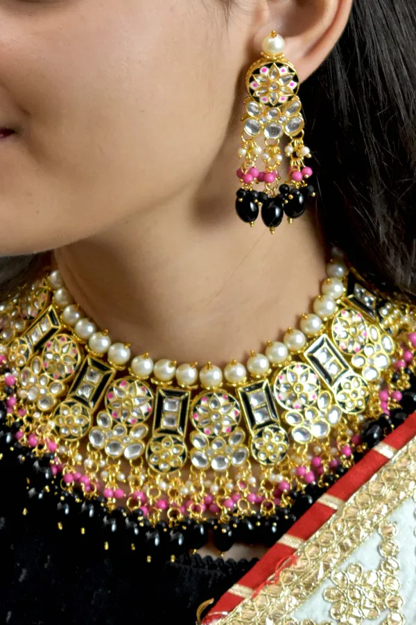 Quality_Black_Choker_Necklace_Set_with_Maang_Tikka