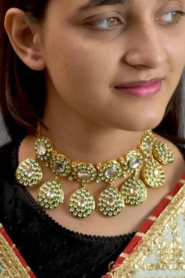 Quality_Choker_Necklace_Set_with_Maang_Tikka