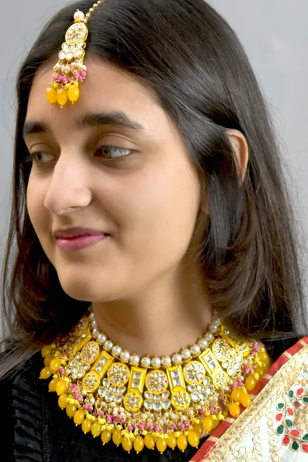Quality_Choker_Necklace_Set_with_Maang_Tikka