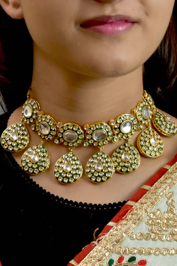 Quality_Choker_Necklace_Set_with_Maang_Tikka