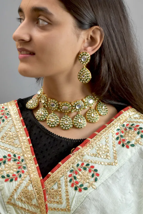 Quality_Choker_Necklace_Set_with_Maang_Tikka