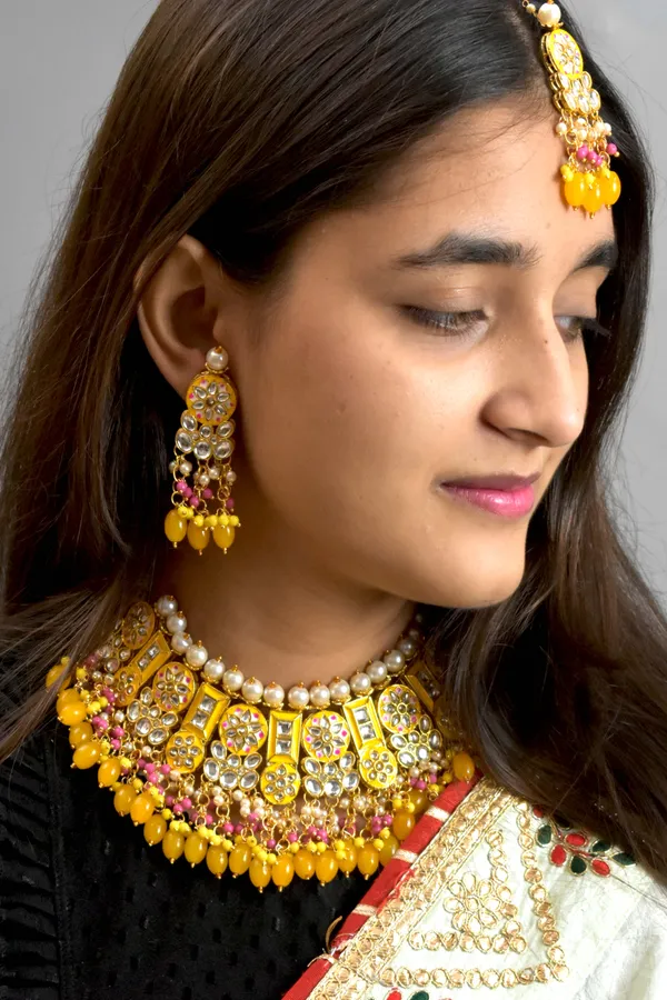 Quality_Choker_Necklace_Set_with_Maang_Tikka
