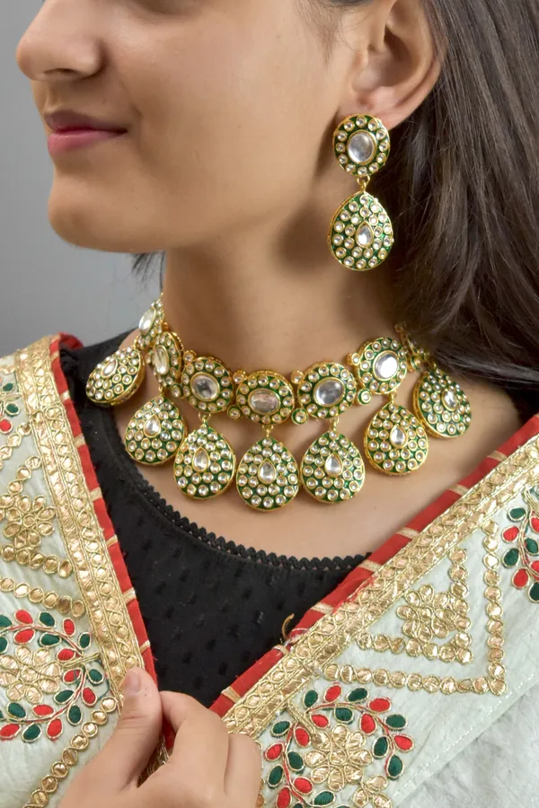 Quality_Choker_Necklace_Set_with_Maang_Tikka