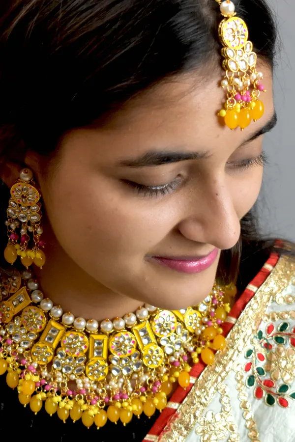 Quality_Choker_Necklace_Set_with_Maang_Tikka