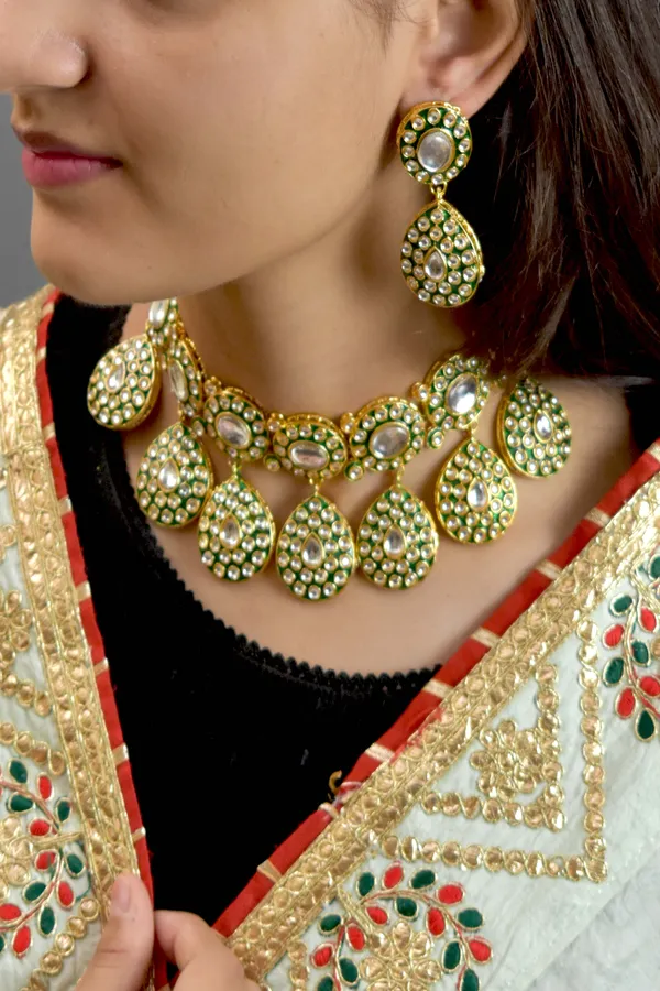 Quality_Choker_Necklace_Set_with_Maang_Tikka