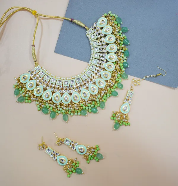 Choker_Necklace_Set_and_Earrings_with_Maang_Tikka