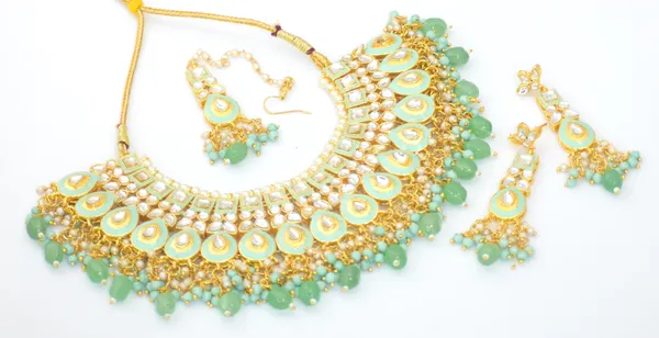 Choker_Necklace_Set_and_Earrings_with_Maang_Tikka