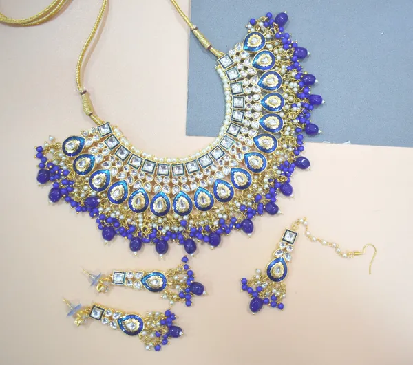Choker_Necklace_Set_and_Earrings_with_Maang_Tikka