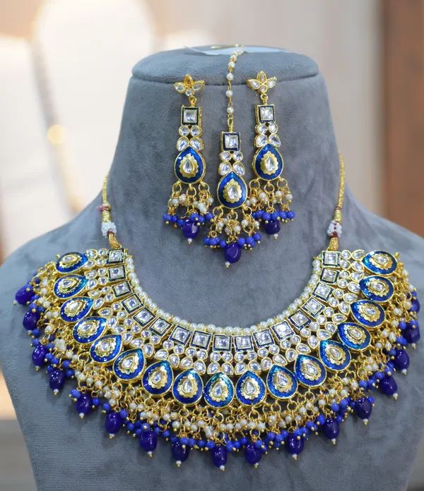 Choker_Necklace_Set_and_Earrings_with_Maang_Tikka