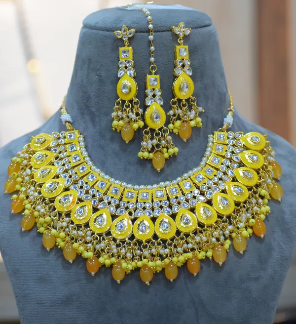 Choker_Necklace_Set_and_Earrings_with_Maang_Tikka