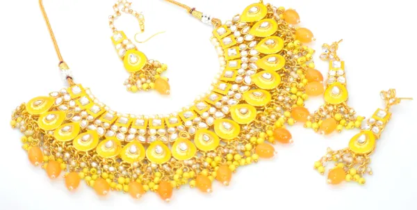 Choker_Necklace_Set_and_Earrings_with_Maang_Tikka