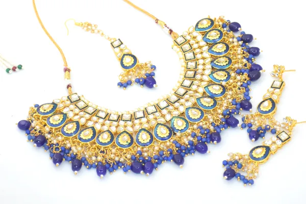 Choker_Necklace_Set_and_Earrings_with_Maang_Tikka