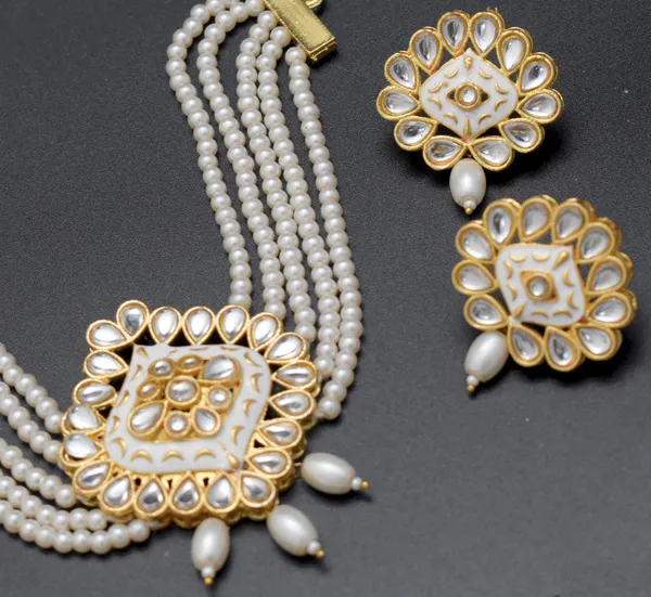 Choker_Necklace_Set_and_Earrings_with_Earring