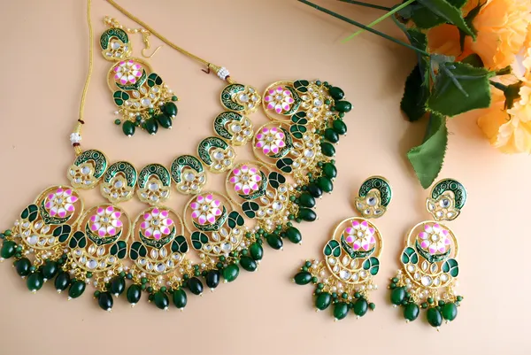 Green_Choker_Chic_Necklace_Set_and_Earrings