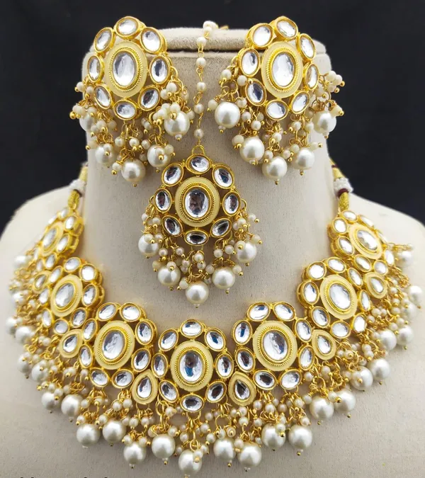 White_Necklace_Set_and_Earrings_with_Maang_Tikka