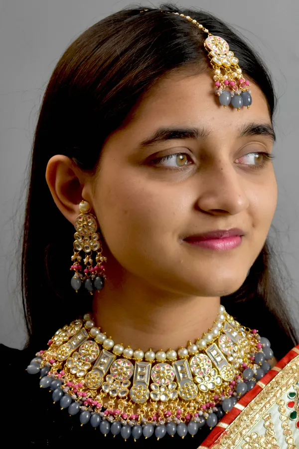Grey_Choker_Necklace_Set_and_Earrings_with_Maang_Tikka