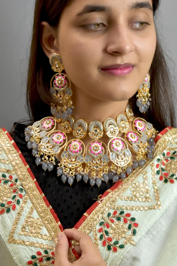 Choker_Necklace_Set_and_Earrings_with_Tikka