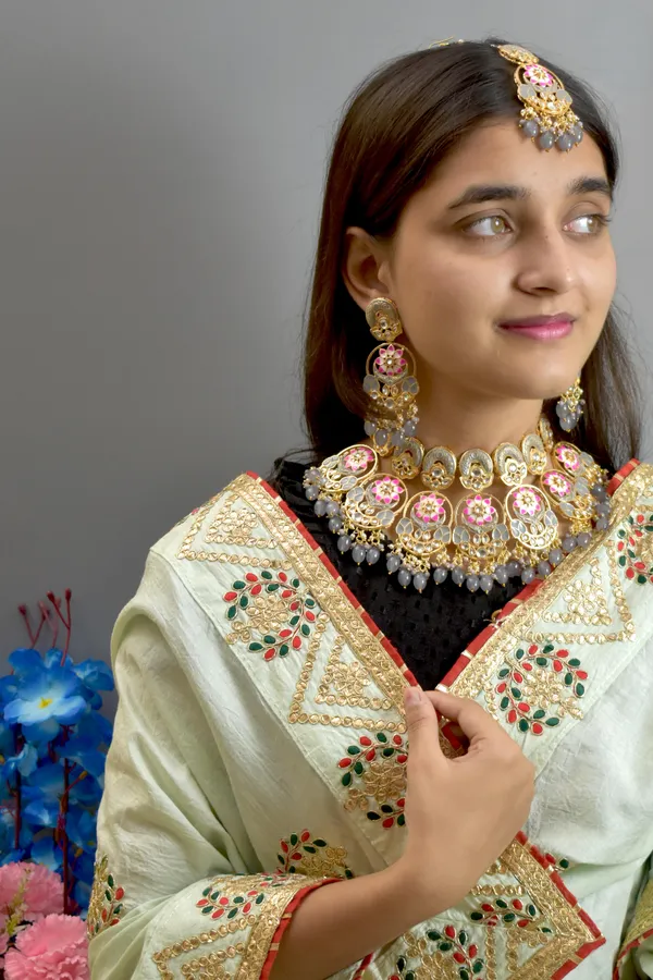 Choker_Necklace_Set_and_Earrings_with_Tikka