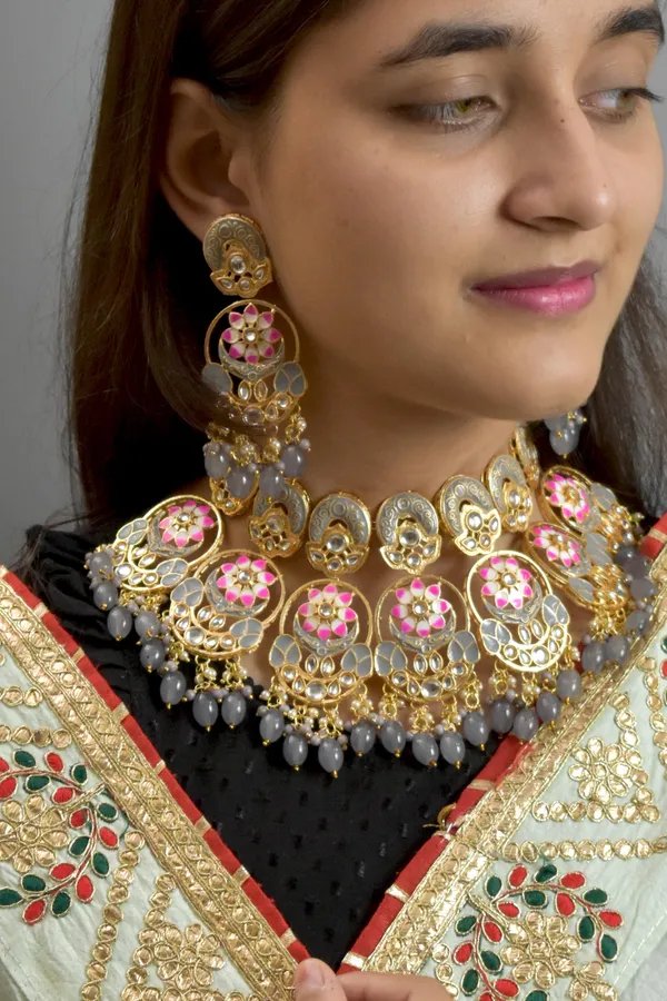 Choker_Necklace_Set_and_Earrings_with_Tikka