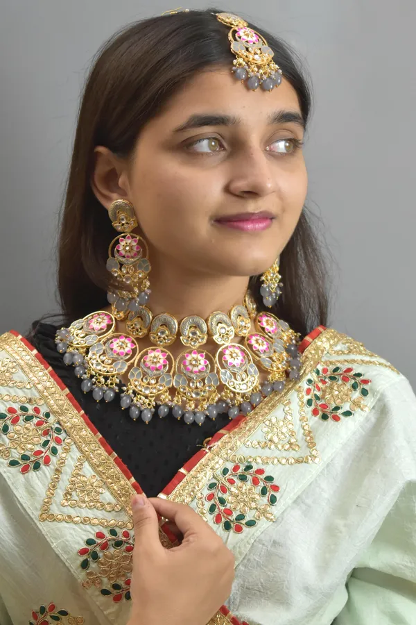 Choker_Necklace_Set_and_Earrings_with_Tikka