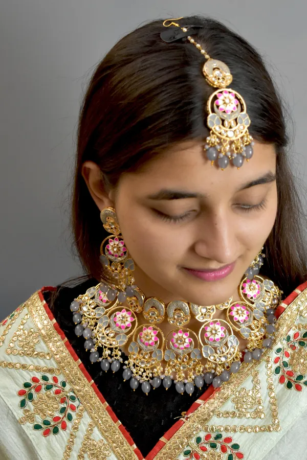 Choker_Necklace_Set_and_Earrings_with_Tikka