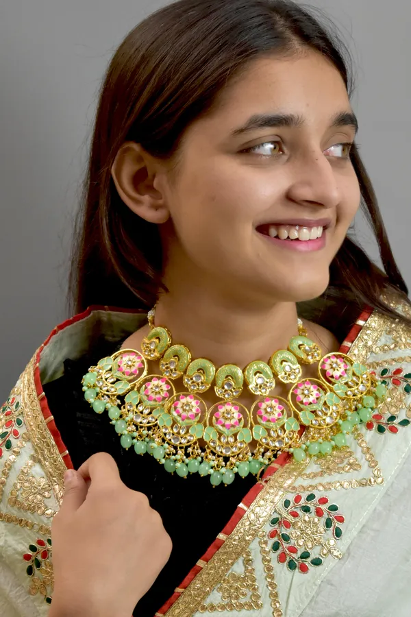 Hand_Made_Choker_Necklace_Set_and_Earrings_with_maang_tikka
