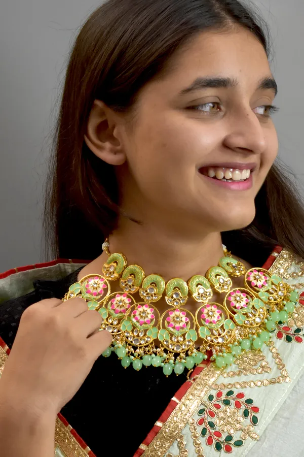 Hand_Made_Choker_Necklace_Set_and_Earrings_with_maang_tikka